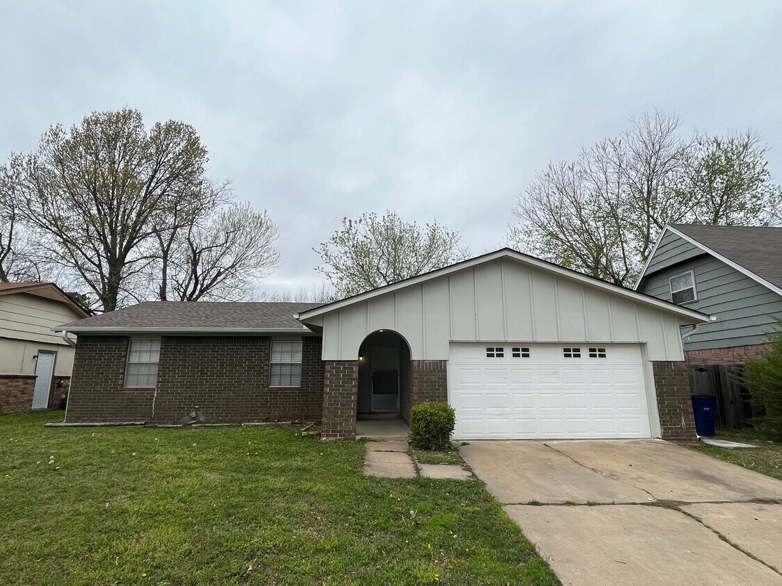 Primary Photo - 3 Bedroom 2 Bathroom House!