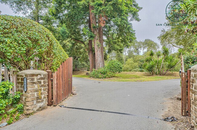 Building Photo - Three Bedroom House Plus Two Guest Units i...