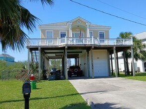 Building Photo - 3806 Las Palmas St