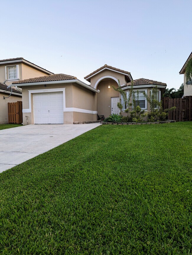 Foto del edificio - 8715 SW 214th St