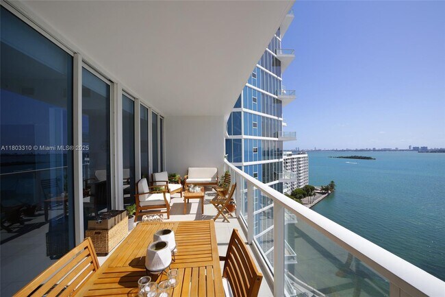 Building Photo - 2020 N Bayshore Dr