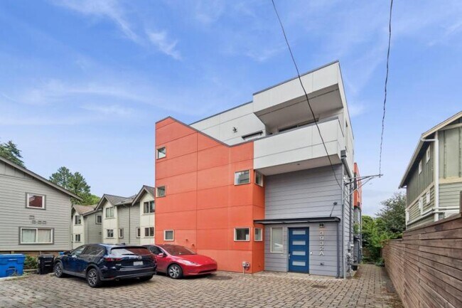 Foto del edificio - 3 bedroom in Seattle WA 98118