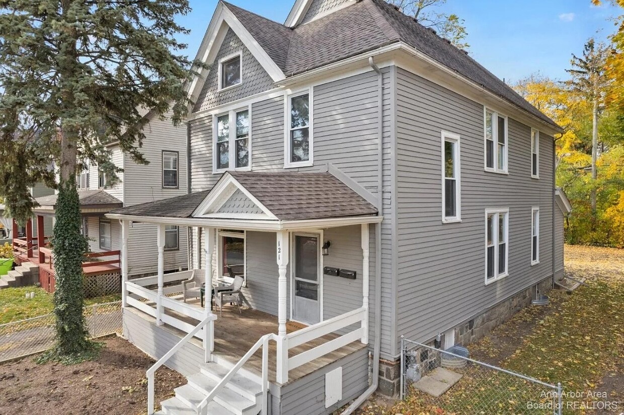 House Exterior - 121 College Pl