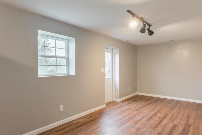 Foto del edificio - 256 Rock Creek Rd