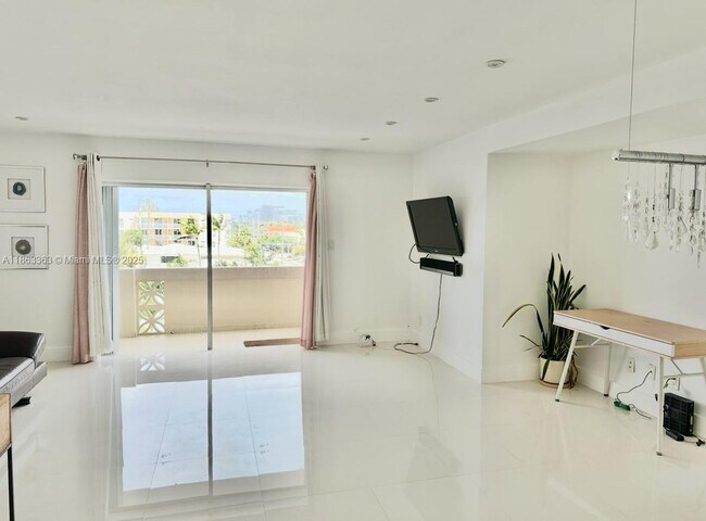 Foto del edificio - 8400 Byron Ave