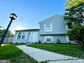 Building Photo - 2015 Mapleleaf Pl