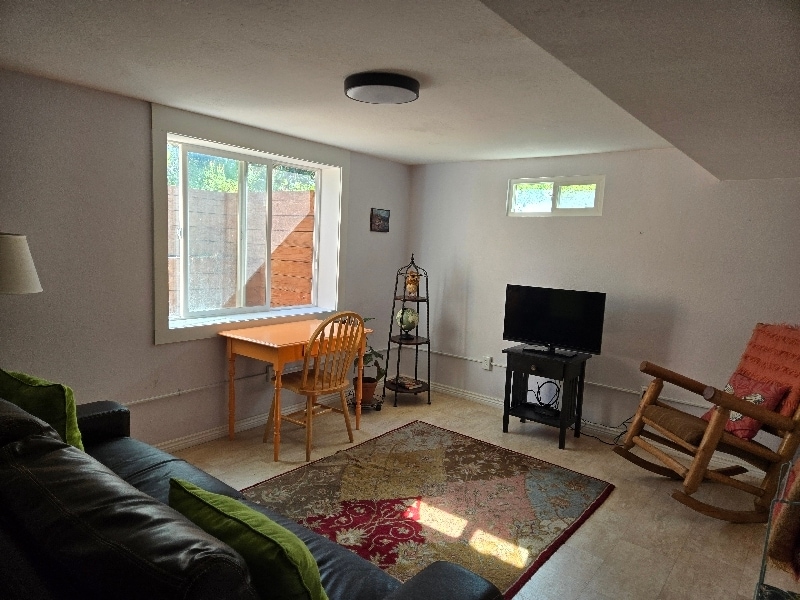 Primary Photo - 827 Woodford St