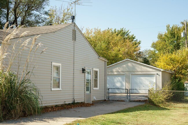 Building Photo - 2749 N Poplar St
