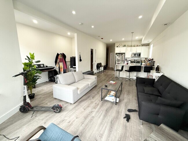 Foto del edificio - 301-305-305 Dudley St