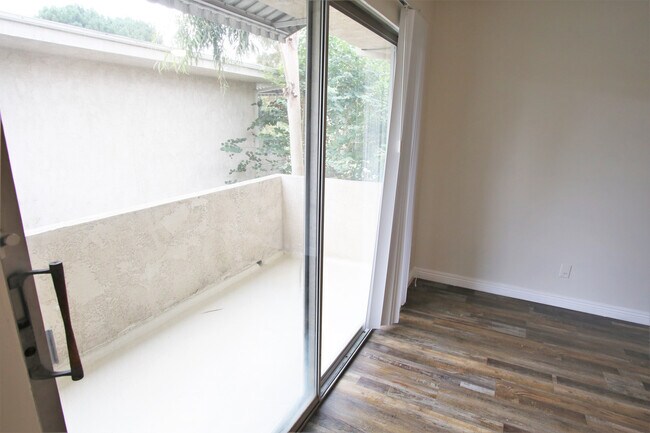 Foto del edificio - 5035 Coldwater Canyon Ave