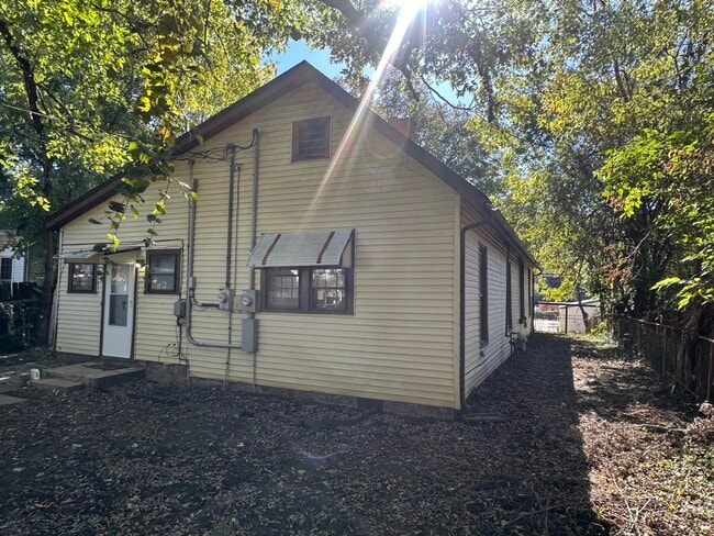 Building Photo - 218 Holmes St