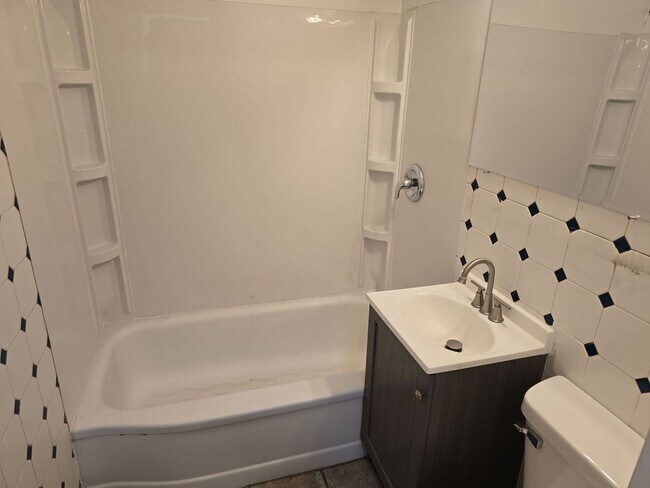 Building Photo - Renovated 2 Bedroom Home! Detached Garage! Pet Friendly!