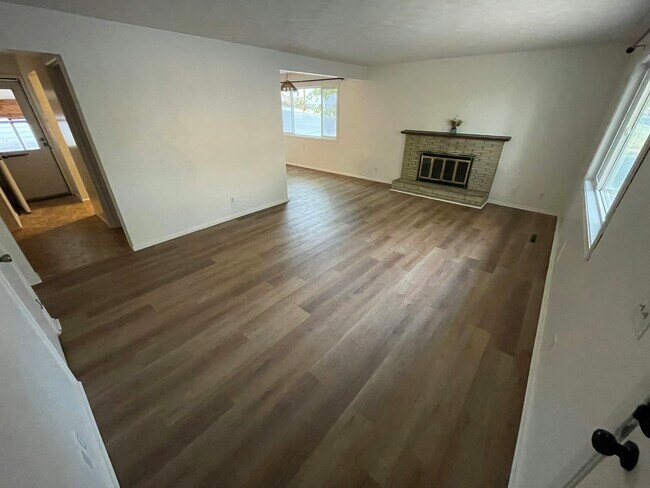 Building Photo - 624 2nd St