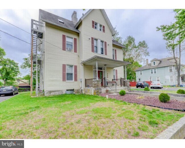 Building Photo - 239 Vine St