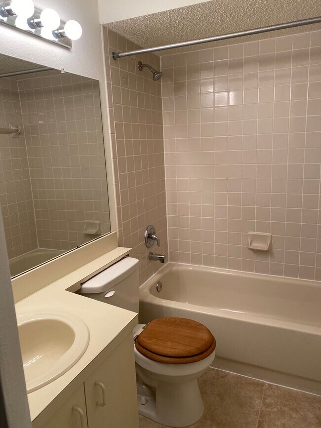 Building Photo - Lush Tropical Condo in North Naples