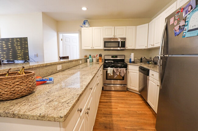 Building Photo - 66 Egmont St