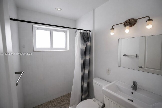 Foto del edificio - 552 NE 61st St