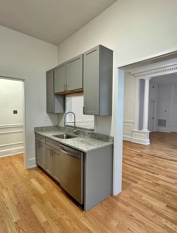 Foto del edificio - 361 W Market St