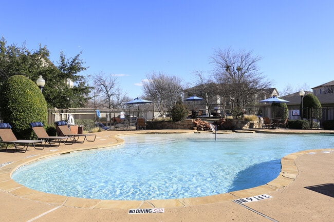 Piscina reluciente estilo resort - Pinnacle Ridge