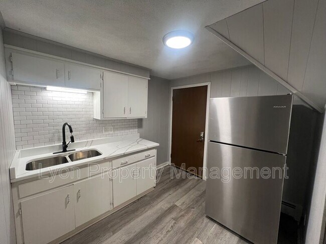 Foto del edificio - 302 Pond St