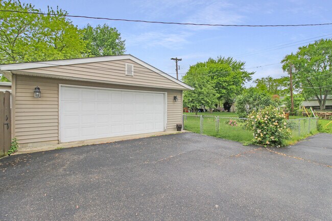 Building Photo - 380 Northfield Dr