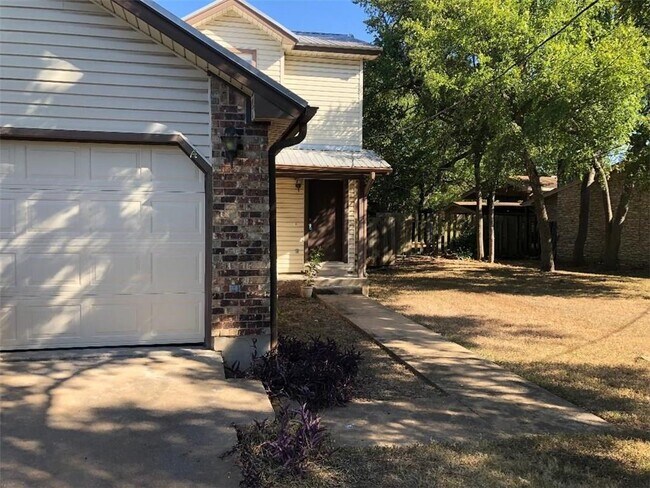 Foto del edificio - 5908 Parkwood Dr
