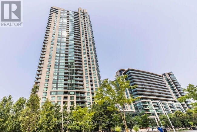 Building Photo - 215 Fort York Blvd