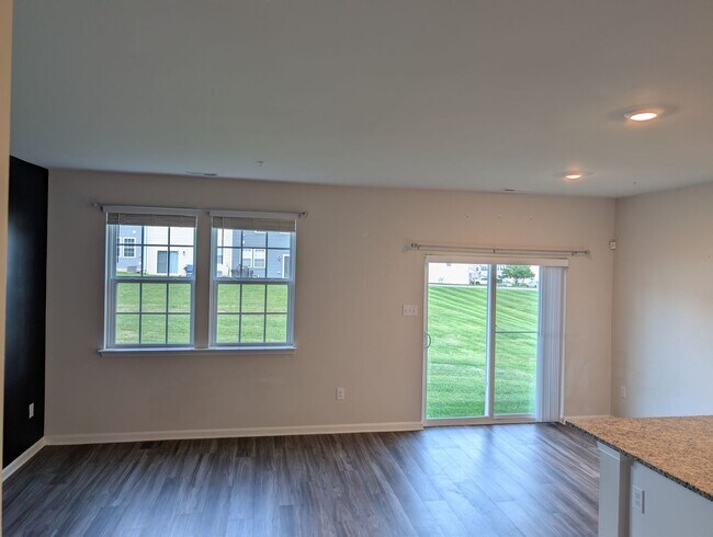 Building Photo - 125 Maple Run Dr