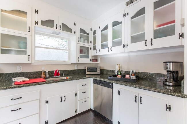 Foto del edificio - 4323 Laurelgrove Ave