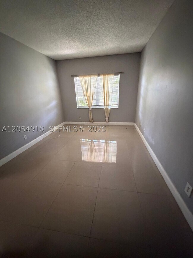 Foto del edificio - 621 Cypress Lake Blvd