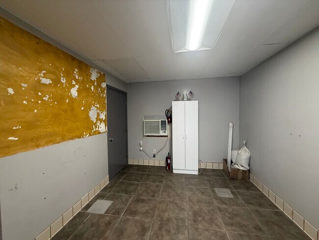 Building Photo - 518 Center St