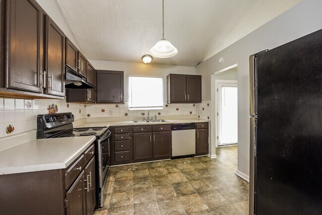 Building Photo - Captivating Home in Columbia