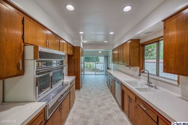 Building Photo - 2 br, 2.5 bath House - 627 E Altadena Dr