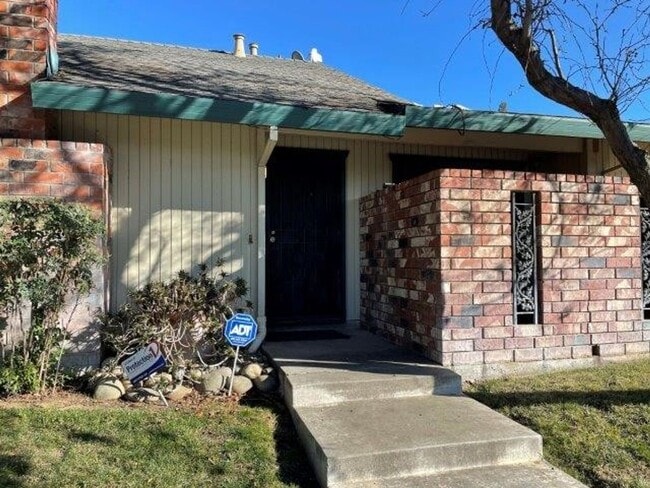 Building Photo - Spacious 3 bedroom home for rent