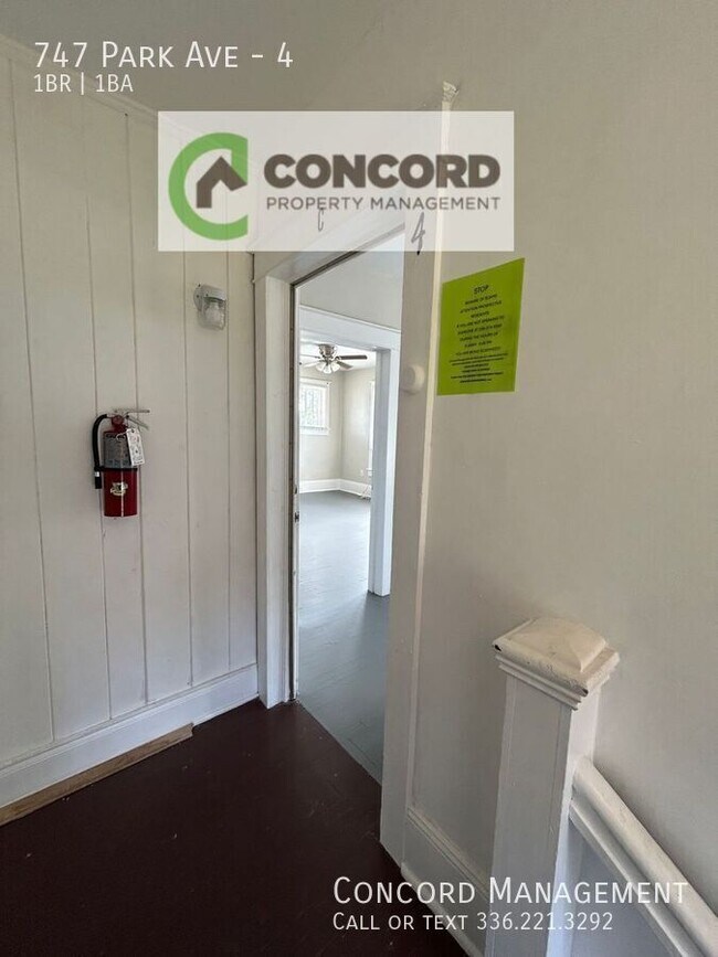 Foto del edificio - 747 Park Ave