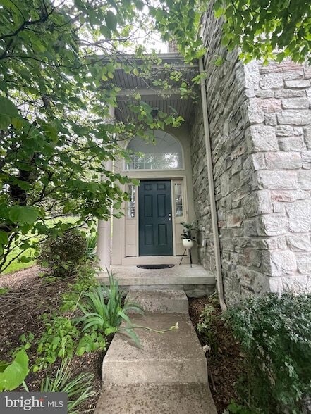 Building Photo - 629 Royal View Dr