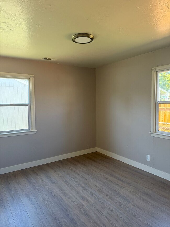 Building Photo - Edi2324/Jill2343