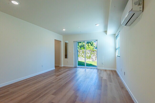 Dormitorio principal en el primer piso - 16753-16755 1/2 Sherman Way