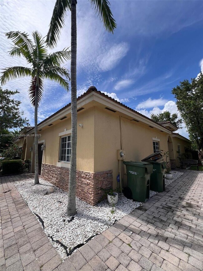Building Photo - 3353 NE 11th Dr