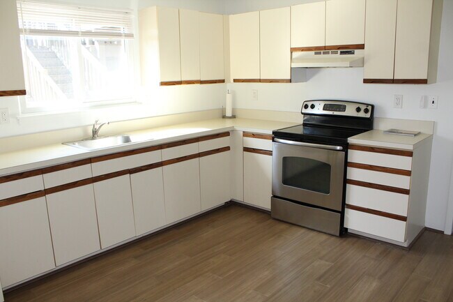 Kitchen - 8 E Madison St