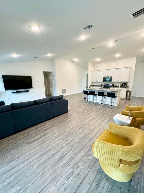 Foto del edificio - Beautiful open floorplan, split bedrooms, granite counter tops, inside laundry, built 2021. Vault...