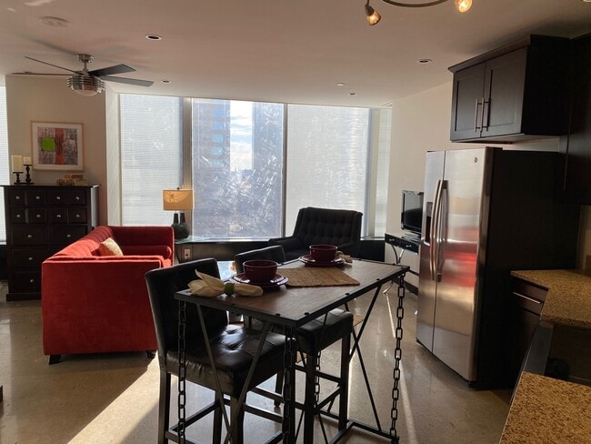 Building Photo - Gallery 720
