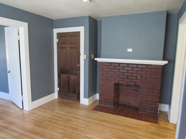 Building Photo - Cute & Cozy One Bedroom Garden Level Apt
