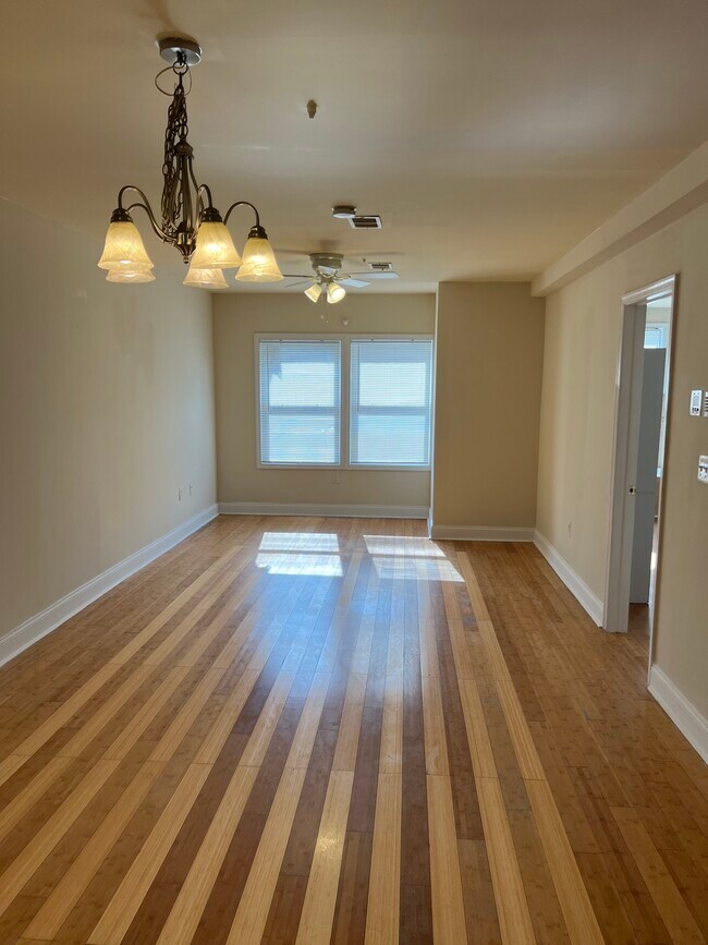 Foto del edificio - 2527 Brookfield Ave