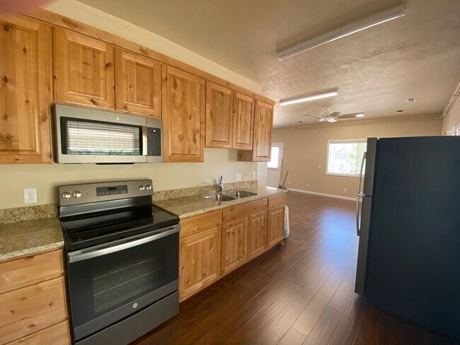 Foto del edificio - 2 Bed 2 Bath Apartment *UTILITIES INCLUDED*