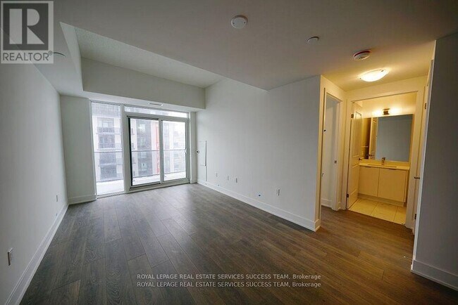 Building Photo - 204 Burnhamthorpe Rd E