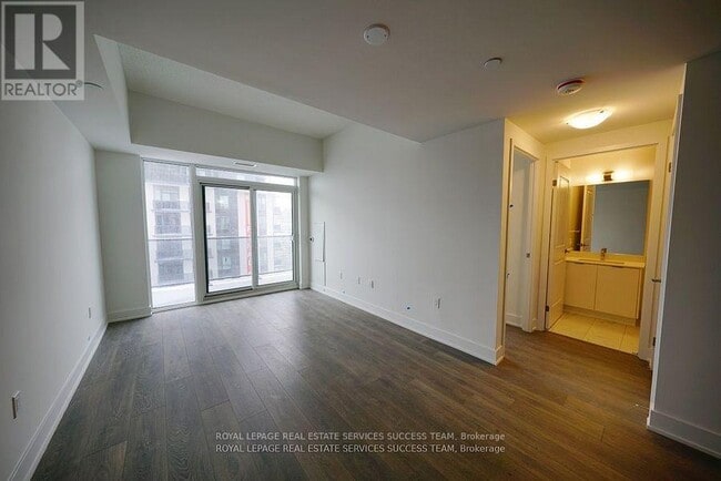 Photo du bâtiment - 204 Burnhamthorpe Rd E