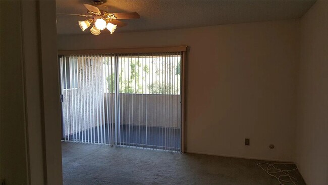 Foto del edificio - Available Now is a Condo style Townhouse i...