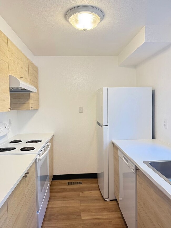Building Photo - Bright & Beautiful Townhome- Fully Remodeled Kitchen and Bathrooms - Spacious Yard!