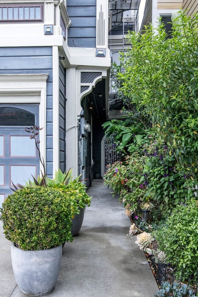 Photo - Elegant Victorian Furnished Garden Flat on... House